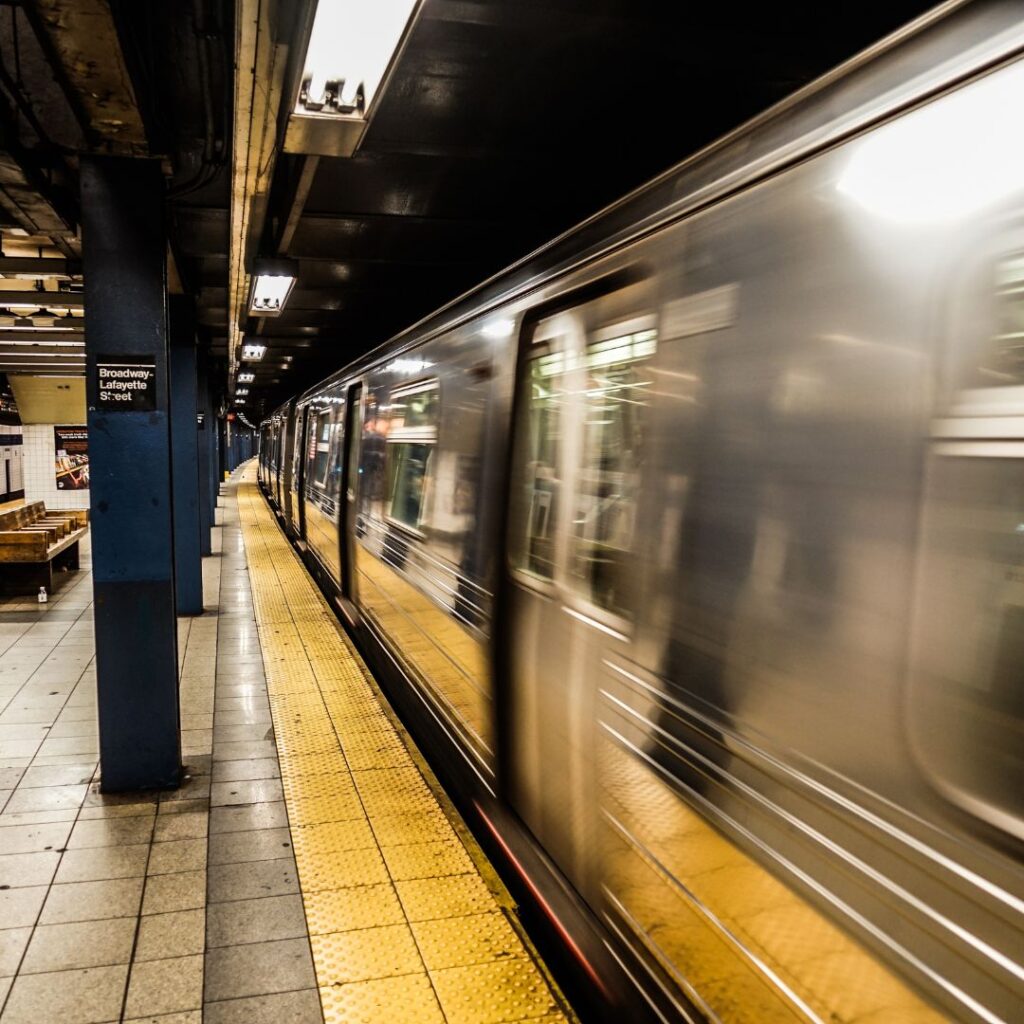 how to not look like a tourist in new york - empty subway