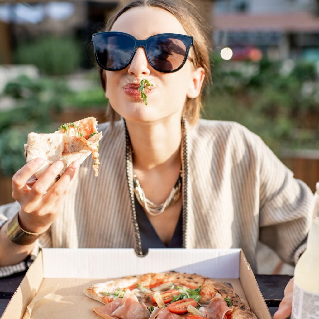 how to not look like a tourist in new york - folding pizza